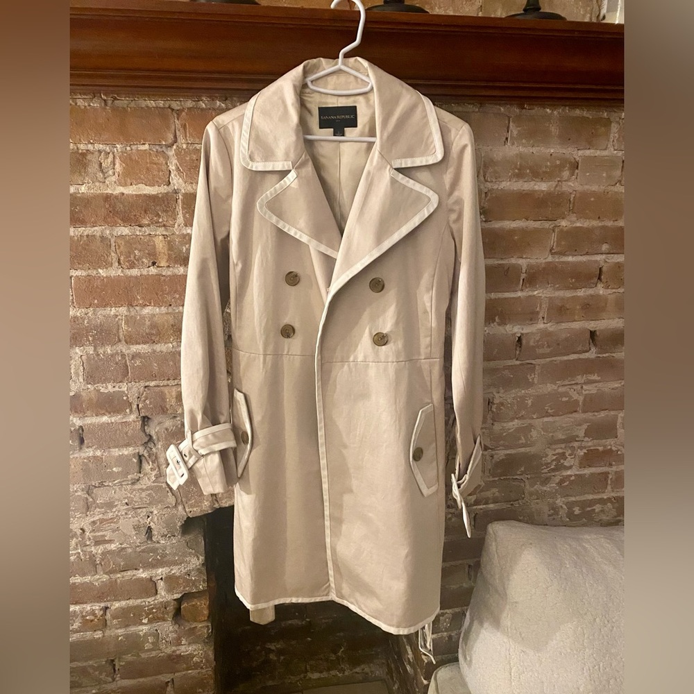 Banana Republic tan & white trench coat